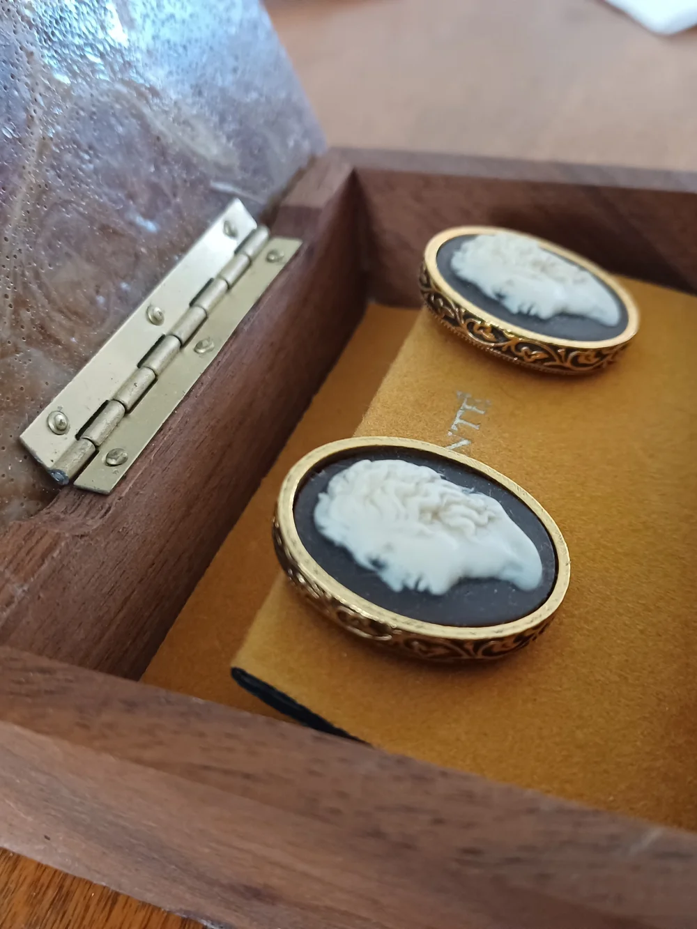 Danté Vintage Cameo Cufflinks in Black and White